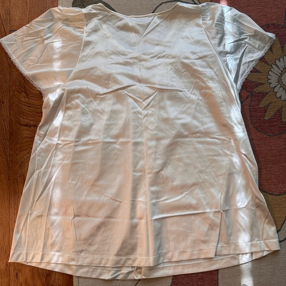 Vintage Vanity Fair White w/ Colorful Flower Lace Details Sleep shirt. Size Med - Picture 8 of 9